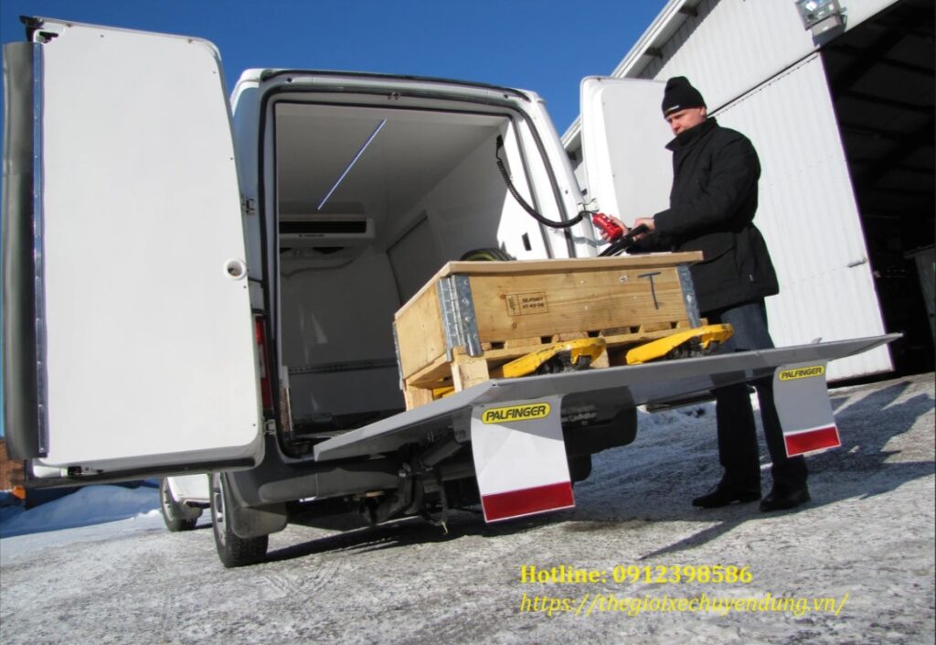 Xe tải gắn bửng nâng Palfinger