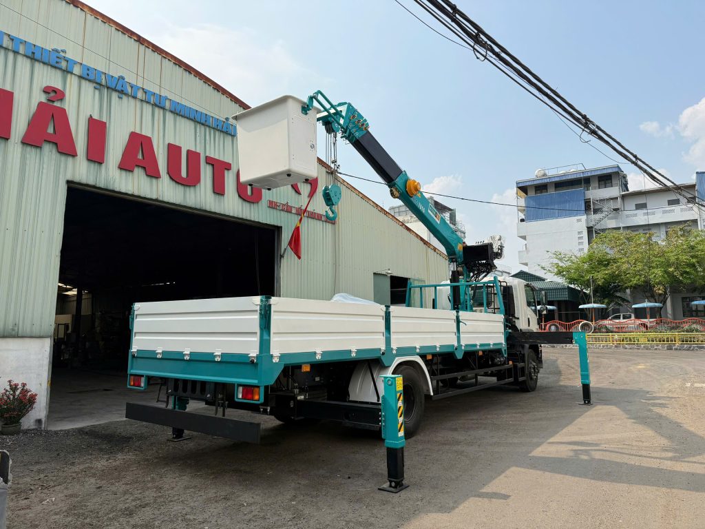 Xe tải gắn cẩu 6 tấn Isuzu có giỏ nâng
