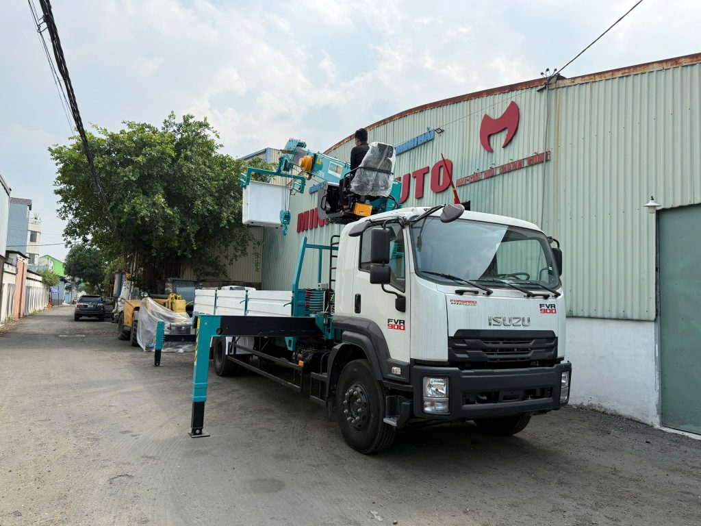 Xe cẩu có giỏ nâng