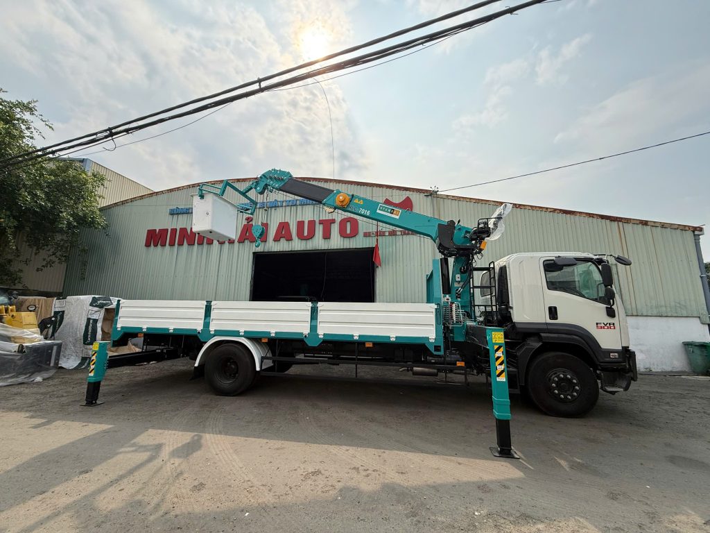 Xe tải gắn cẩu 6 tấn