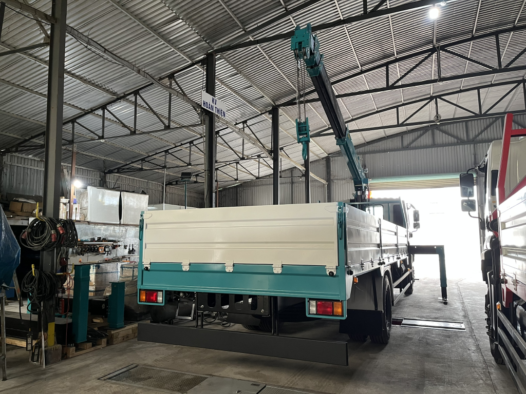 Xe tải gắn cẩu 5 tấn