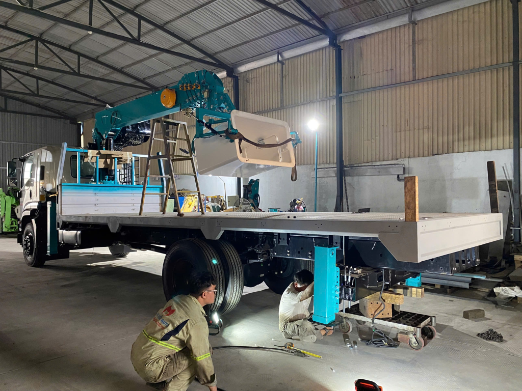 Xe tải gắn cẩu 6 tấn Isuzu có giỏ nâng người