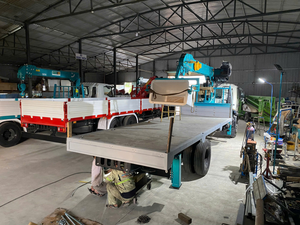 Xe tải gắn cẩu 6 tấn có giỏ nâng