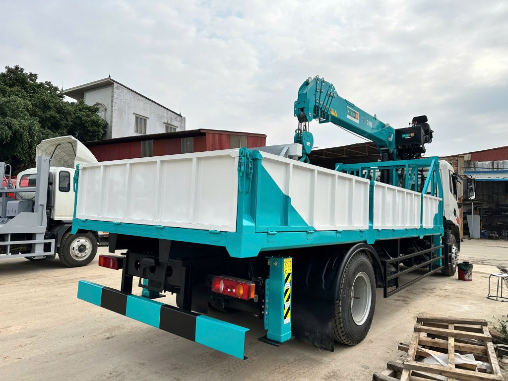 Xe tải gắn cẩu 6 tấn
