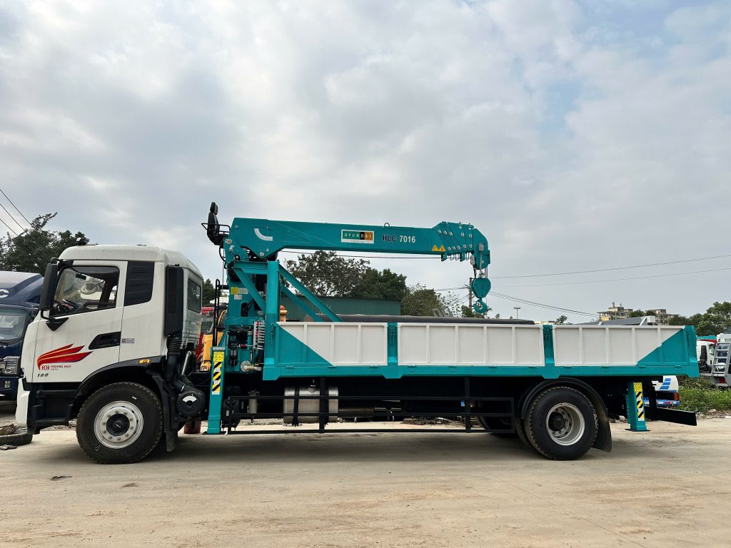 Xe tải dongfeng gắn cẩu 6 tấn 6 đốt hyundai