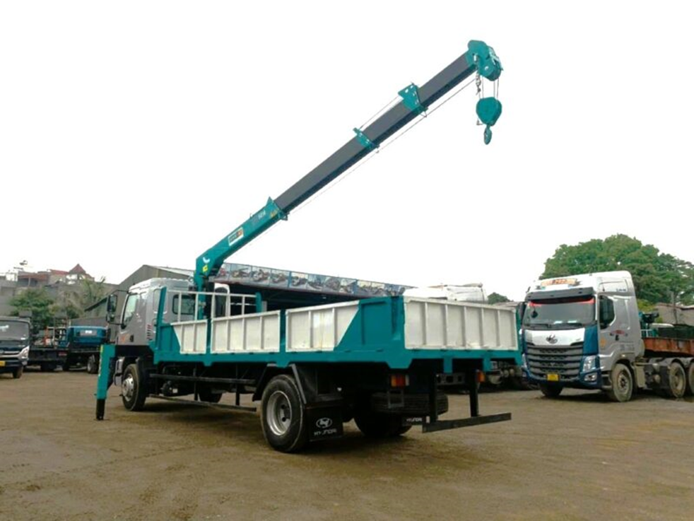 Xe tải gắn cẩu 5 tấn Chenglong M3