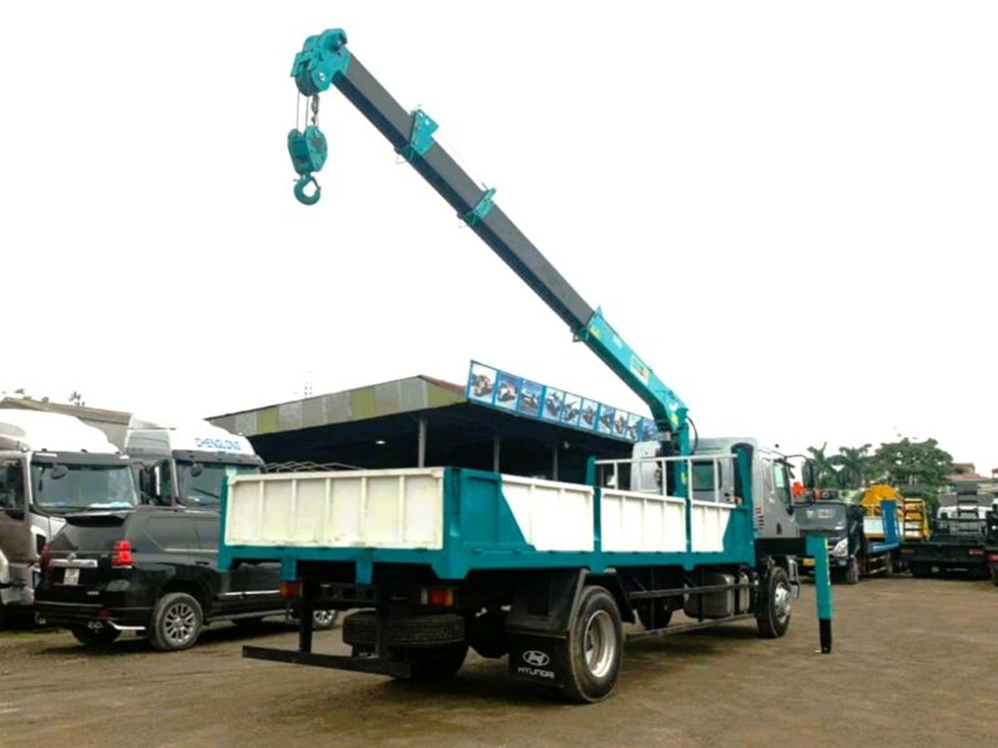 Xe tải Chenglong M3 gắn cẩu 5 tấn