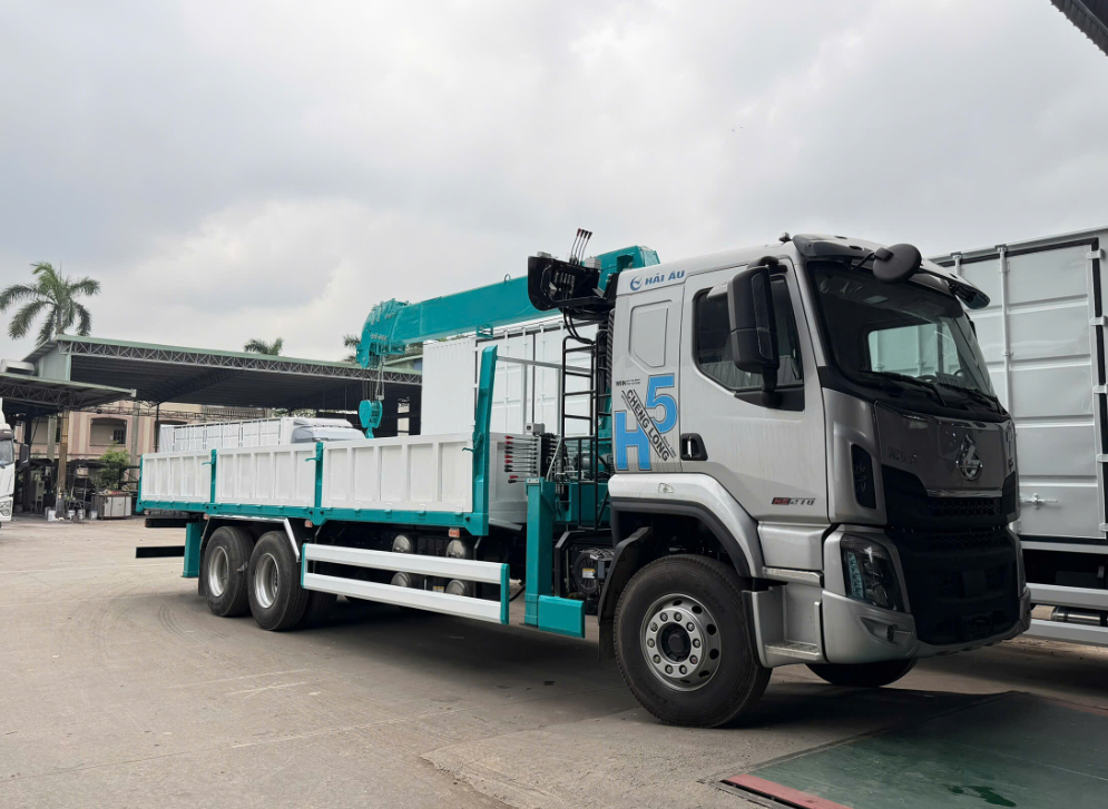 Xe tải gắn cẩu 8 tấn Chenglong