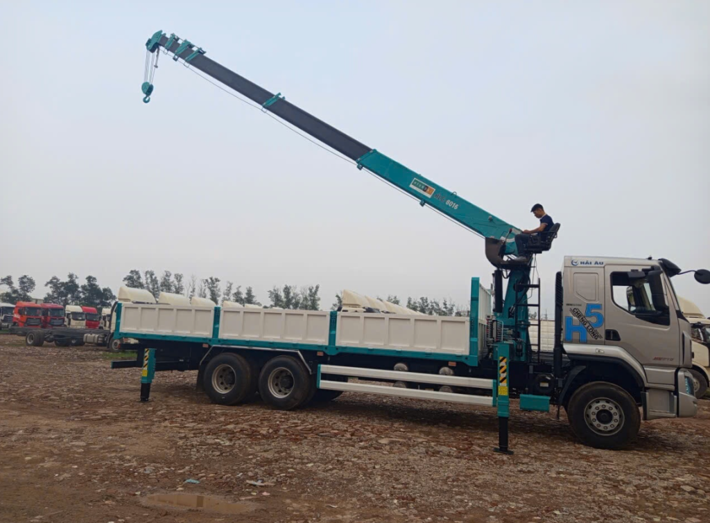 Xe tải chenglong gắn cẩu 8 tấn