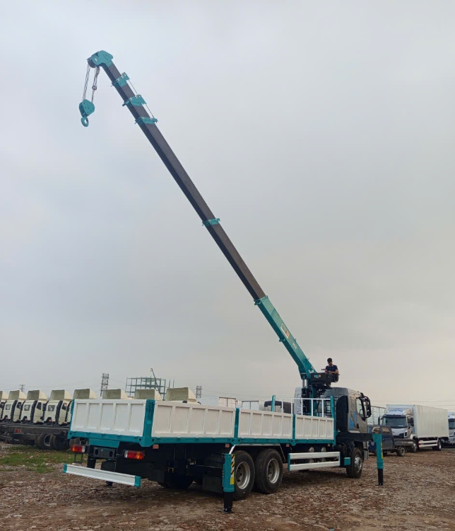 Xe tải Chenglong M5 gắn cẩu 8 tấn